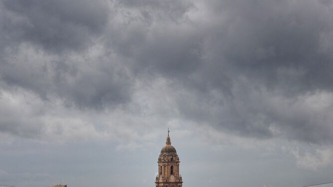 Nubes grises cubren el cielo de Málaga capital.