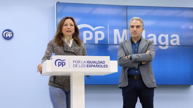 Patricia Navarro y Elías Bendodo en rueda de prensa.
