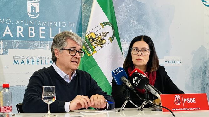 Los concejales del PSOE, Javier Porcuna e Isabel Pérez.