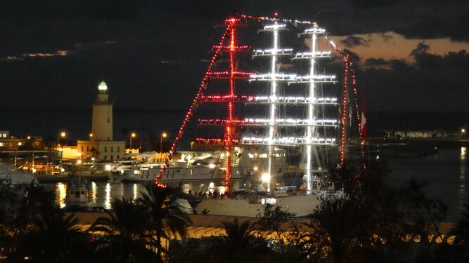 Entrada en el puerto del buque 'B.A.P. Unión' con las luces de los colores de la bandera de Perú.