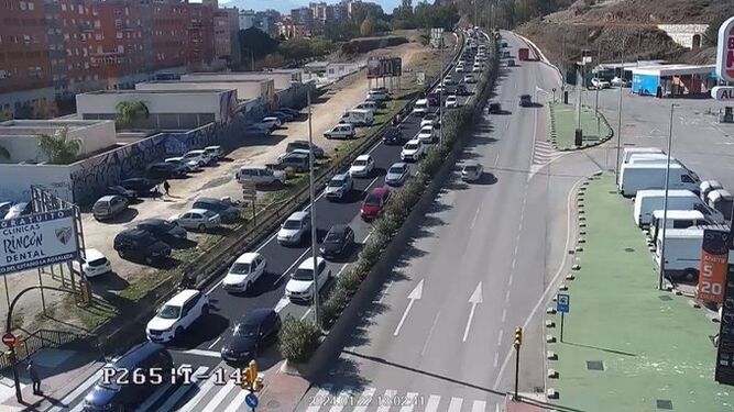 Tráfico congestionado en la avenida Valle Inclán de Málaga tras el accidente