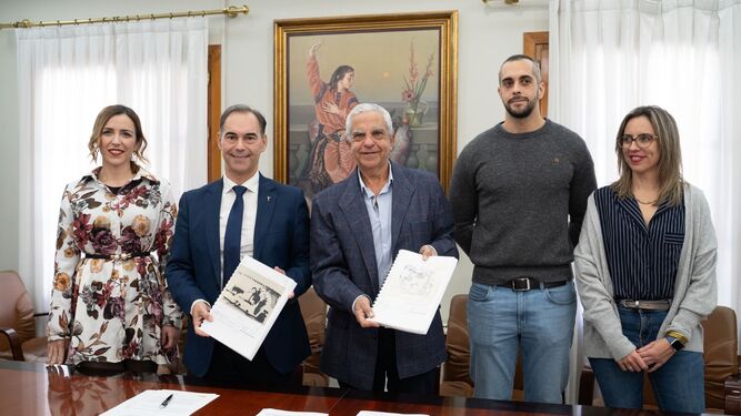 La firma del acuerdo entre el Ayuntamiento y la Colección Fracaral.