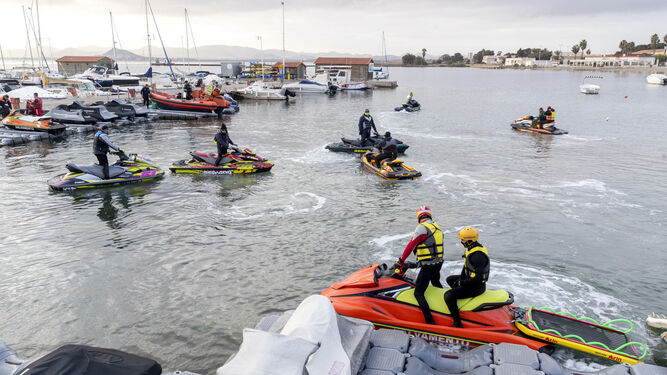 Varias motos acúaticas de salvamento marítimo y voluntarios inician la búsqueda coordinada en el Mar Menor