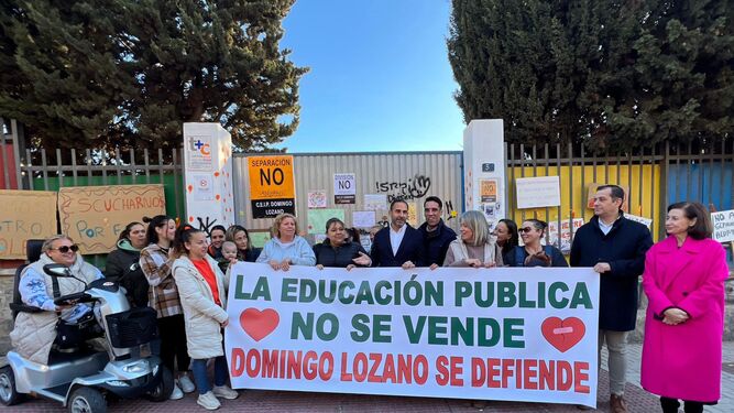 Los padres del colegio cerrado de Carranque vuelven a manifestarse: "La educación pública no se vende, Domingo Lozano se defiende"
