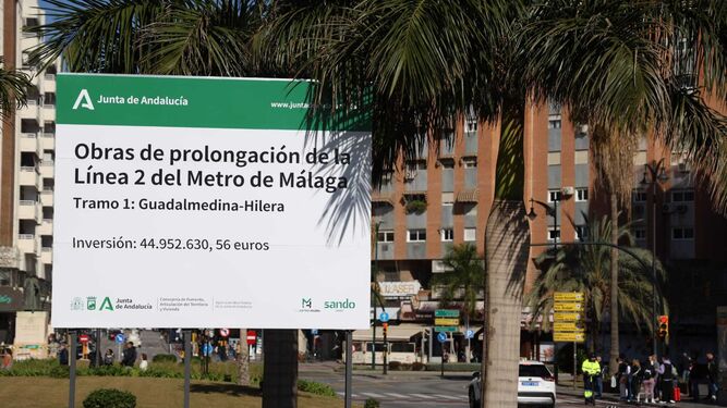 Cartel que anuncia la obra de prolongación del metro al Civil junto a calle Hilera.