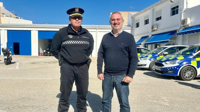 El concejal de Infraestructuras, Jesús María Claros, junto a un agente de policía en la Jefatura de la Policía Local de Vélez-Málaga