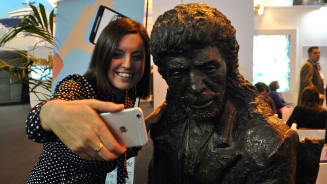 Cavada en FITUR en 2017 haciéndose un selfie con la réplica de la escultura de Camarón.