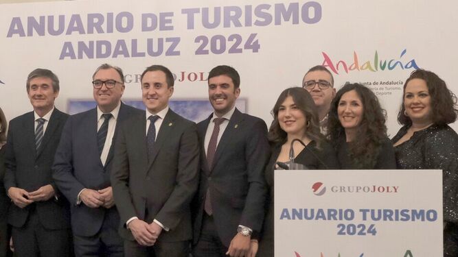 El consejero Arturo Bernal, segundo por la izquierda, rodeado de alcaldes de diferentes municipios andaluces.