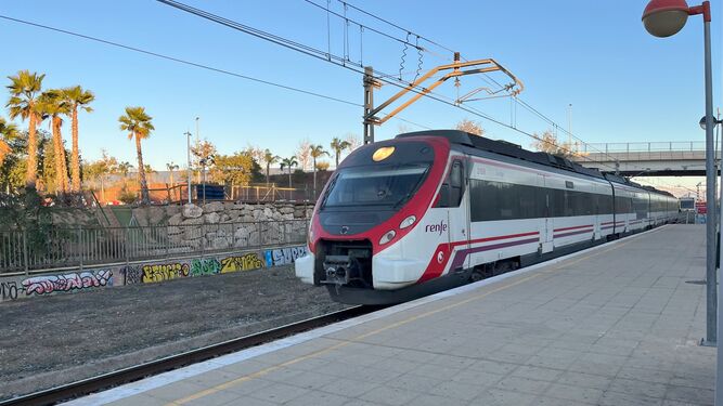 Un tren de Cercanías de Renfe de la línea C-1 Málaga -Fuengirola llega a la parada apeadero de Plaza Mayor.
