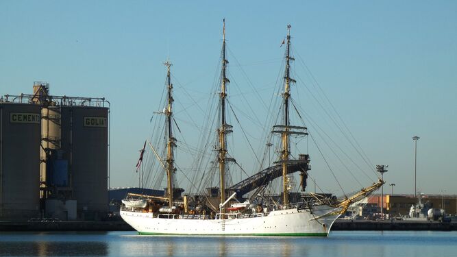 'Danmark' entrando en el puerto de Málaga este miércoles.