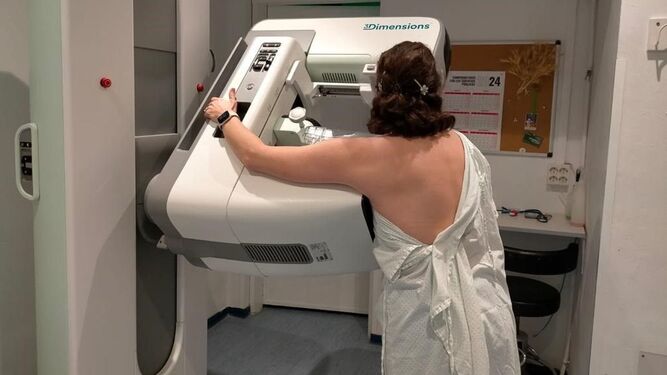 Una mujer realizándose una mamografía.