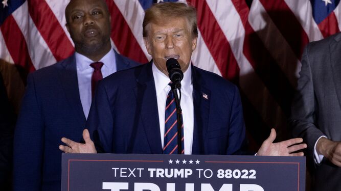 El ex presidente de EEUU Donald Trump pronuncia un discurso tras ganar en New Hampshire.