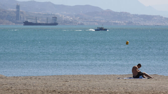 Una persona en la playa en un día soleado en Málaga.
