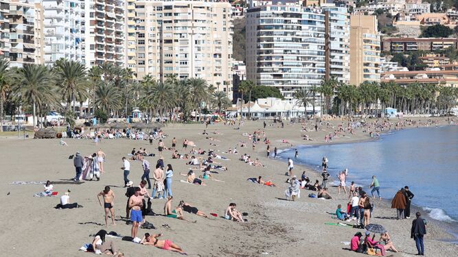 Imagen este jueves de una playa de Málaga, con numerosos bañistas