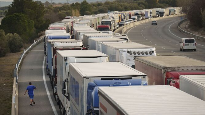 Cola de camiones en la frontera francesa