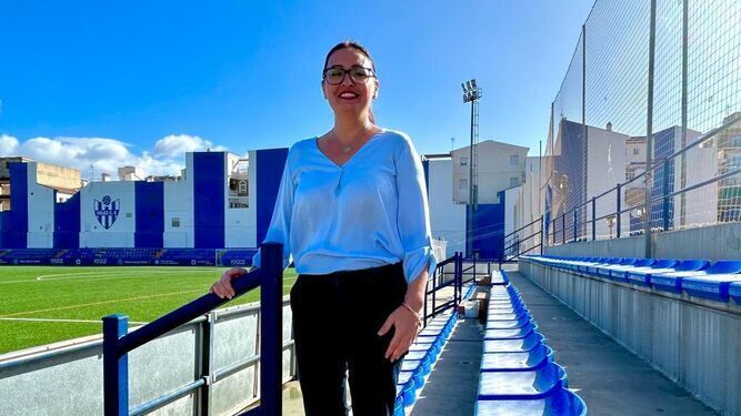 La concejala de Deportes, Rocío Ruiz, en el campo del Vélez CF