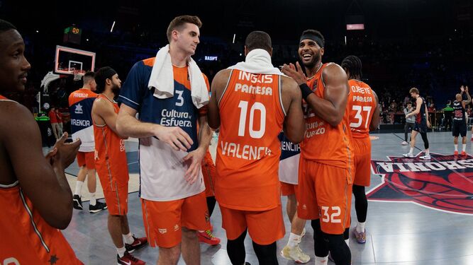El Valencia Basket celebra la victoria en el Buesa