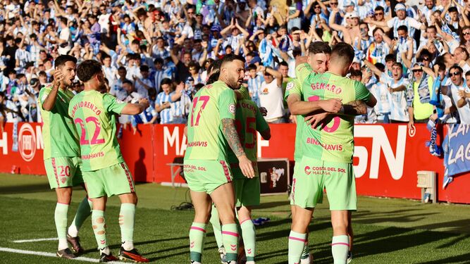 Abrazos tras el 0-2 del Recreativo Granada - Málaga CF