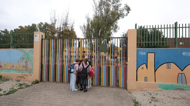 Unas niñas a las puertas del colegio Intelhorce, viendo su estado tras cinco años cerrado.