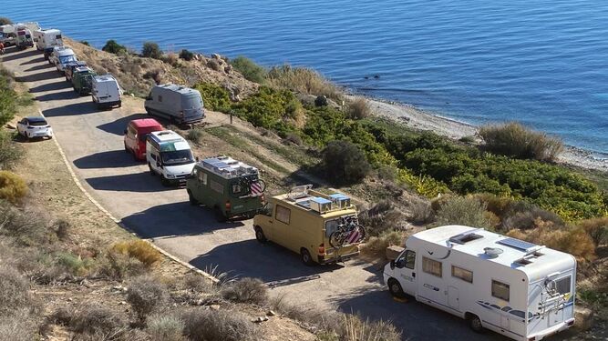 Presencia de caravanas en el Paraje Natural de los Acantilados de Maro-Cerro Gordo