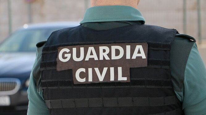 Un guardia civil, de espaldas.
