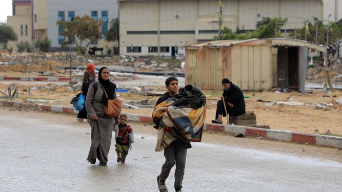 Varios palestinos abandonan sus hogares tras recibir una orden de evacuación israelí en Jan Yunis.