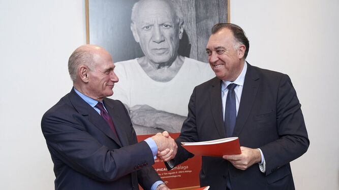 Arturo Bernal y Bernard Ruiz-Picasso tras la firma de la cesión temporal.