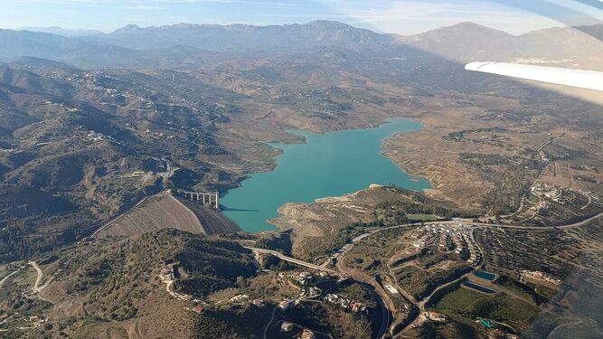 Así está el pantano de La Viñuela, visto desde el aire, en enero de 2024.