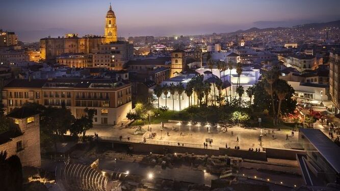 Una de las vistas de Málaga, con el Teatro Romano justo debajo y la Catedral al fondo.