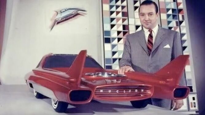 El creador del prototipo de Ford Nucleon posa con su diseño a escala