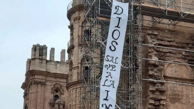 Pancarta en la Catedral de Málaga de apoyo a La Invisible.