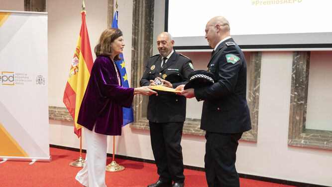 Entrega del galardón de los 'Premios Protección de Datos 2023' a la Policía Local de Rincón de la Victoria