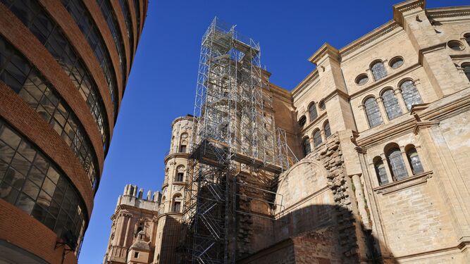 Uno de los andamios que ya están colocados en la Catedral de Málaga.