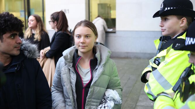 Greta Thunberg, al salir del juicio por desorden público en Londres.