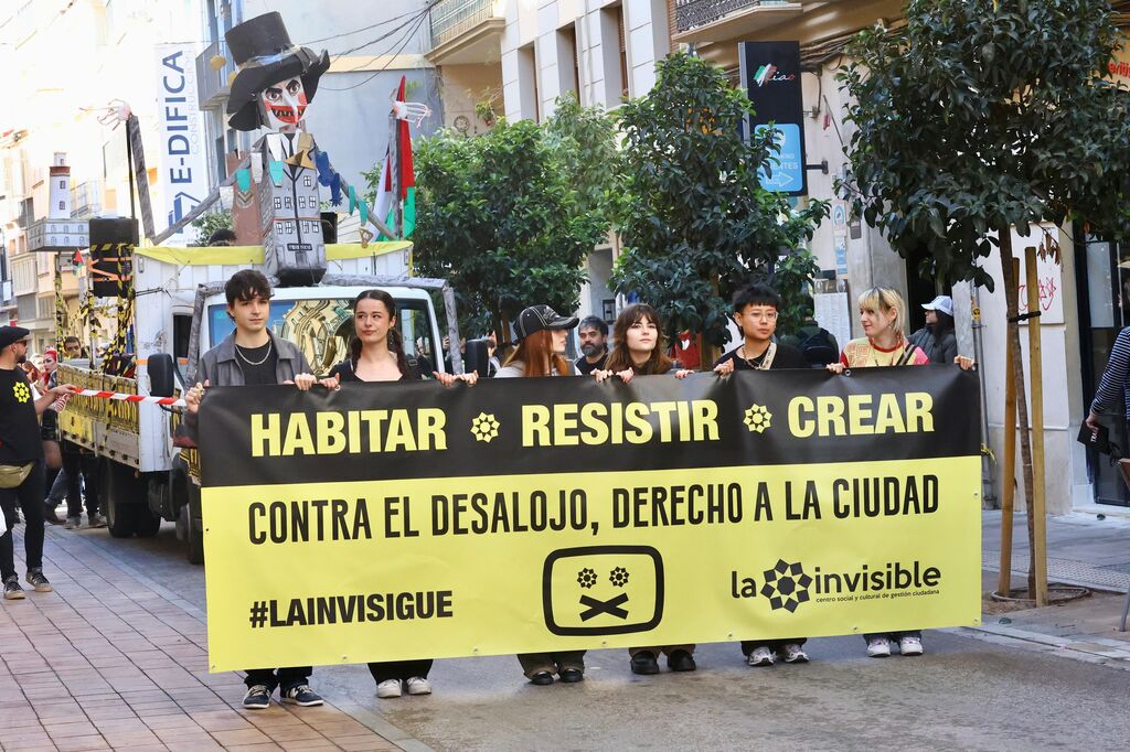 Cientos de personas salen a las calles de M&aacute;laga en apoyo a La Invisible, en fotos