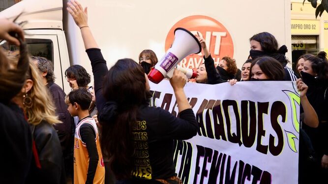 Una mujer, mégafono en mano, en la manifestación por La Invisible.