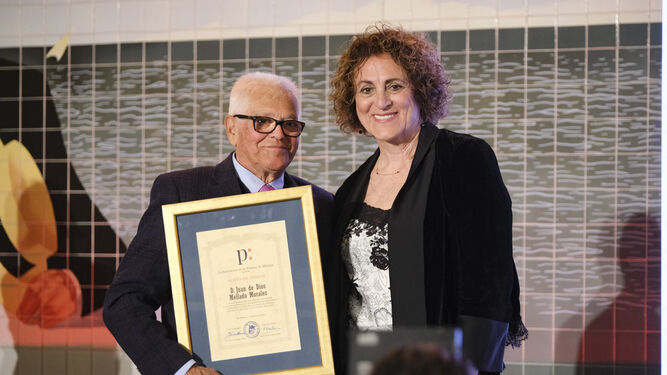 Juan de Dios Mellado Morales recibiendo el Diploma de Socio de Honor de la Asociación de la Prensa de Málaga de manos de Elena Blanco Castilla.