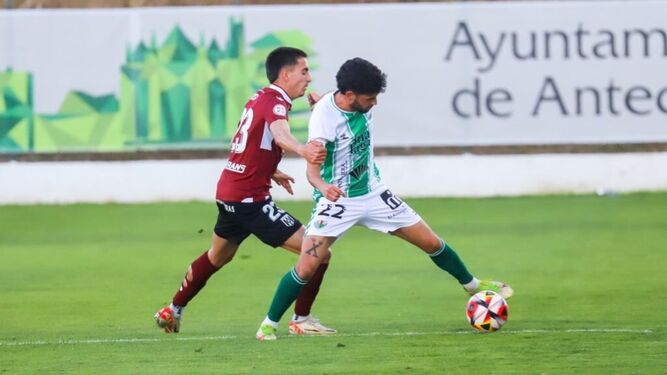 Fermín trata de driblar a un jugador de la AD Mérida.