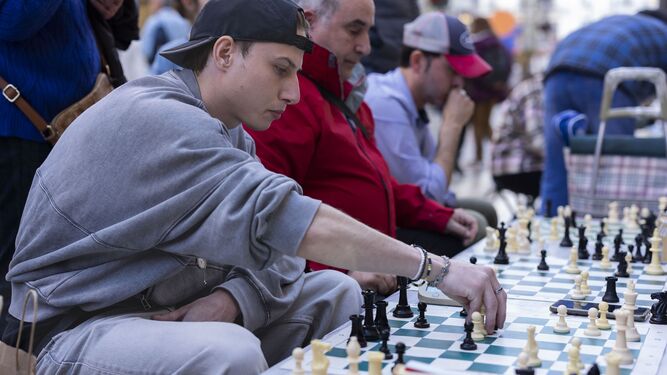 Un joven jugando al ajedrez en la calle Larios.