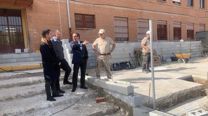El delegado de Educación en Málaga, Miguel Briones, visita el colegio Manuel Altolaguirre.