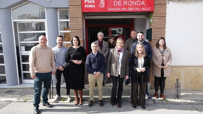 Alcaldes, concejales y parlamentarios del PSOE en la sede de Ronda.
