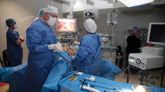 Profesionales durante una intervención realizada en el Hospital HLA  Inmaculada de Granada.