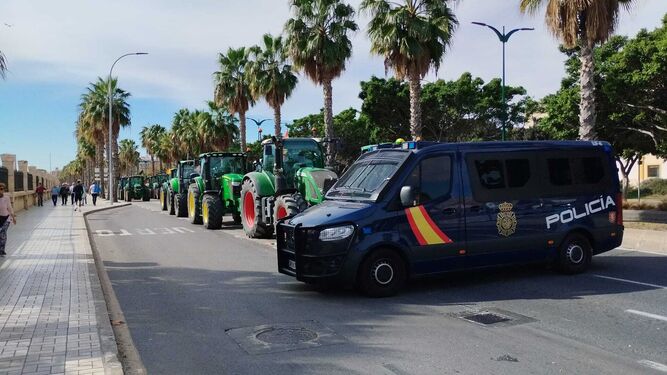 Tractores parados en la zona del Puerto junto a un furgón de la Policía Nacional