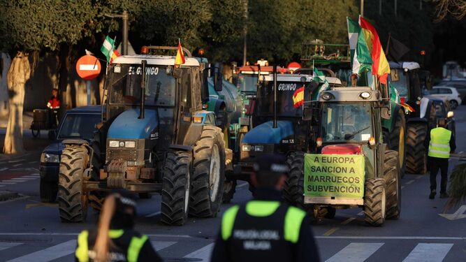 Tractores toman las entradas del Puerto de Málaga