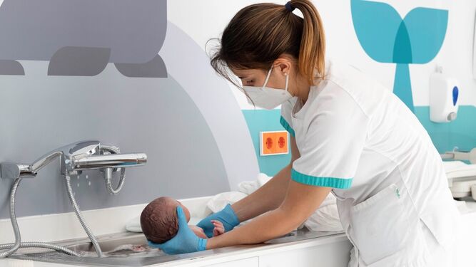Una enfermera con un recién nacido en el Hospital Quirónsalud Marbella.