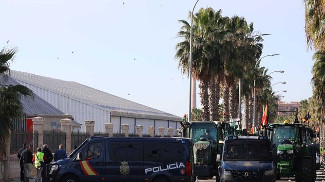 Dos vehículos policiales en la concentración de agricultores del Puerto de Málaga.
