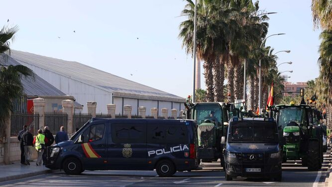 Dos vehículos policiales en la concentración de agricultores del Puerto de Málaga.