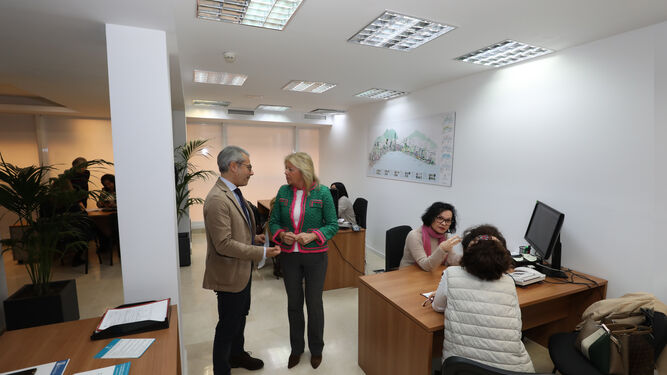 La visita institucional a la nueva oficina de atención ciudadana.