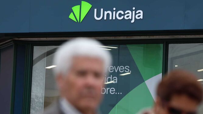 La nueva identidad visual de Unicaja, en una de sus oficinas en Málaga.