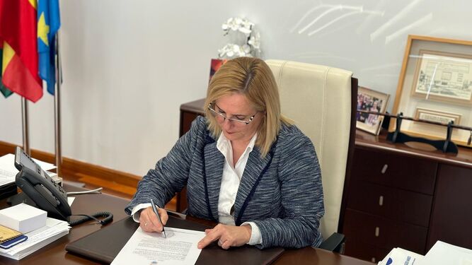 La alcaldesa, Ana Mula, firmando el decreto para que la Mancomunidad solicite a la Junta el uso de agua regnerada.